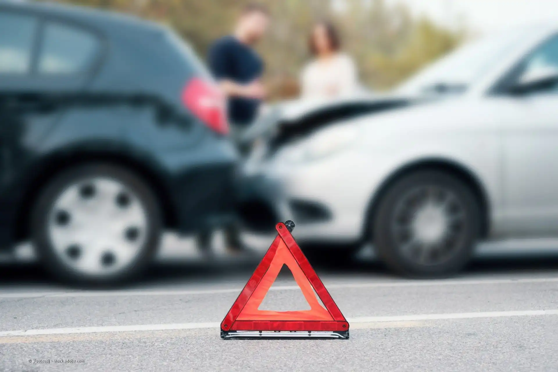 Warndreieck vor zwei Unfallfahrzeugen an der Unfallstelle