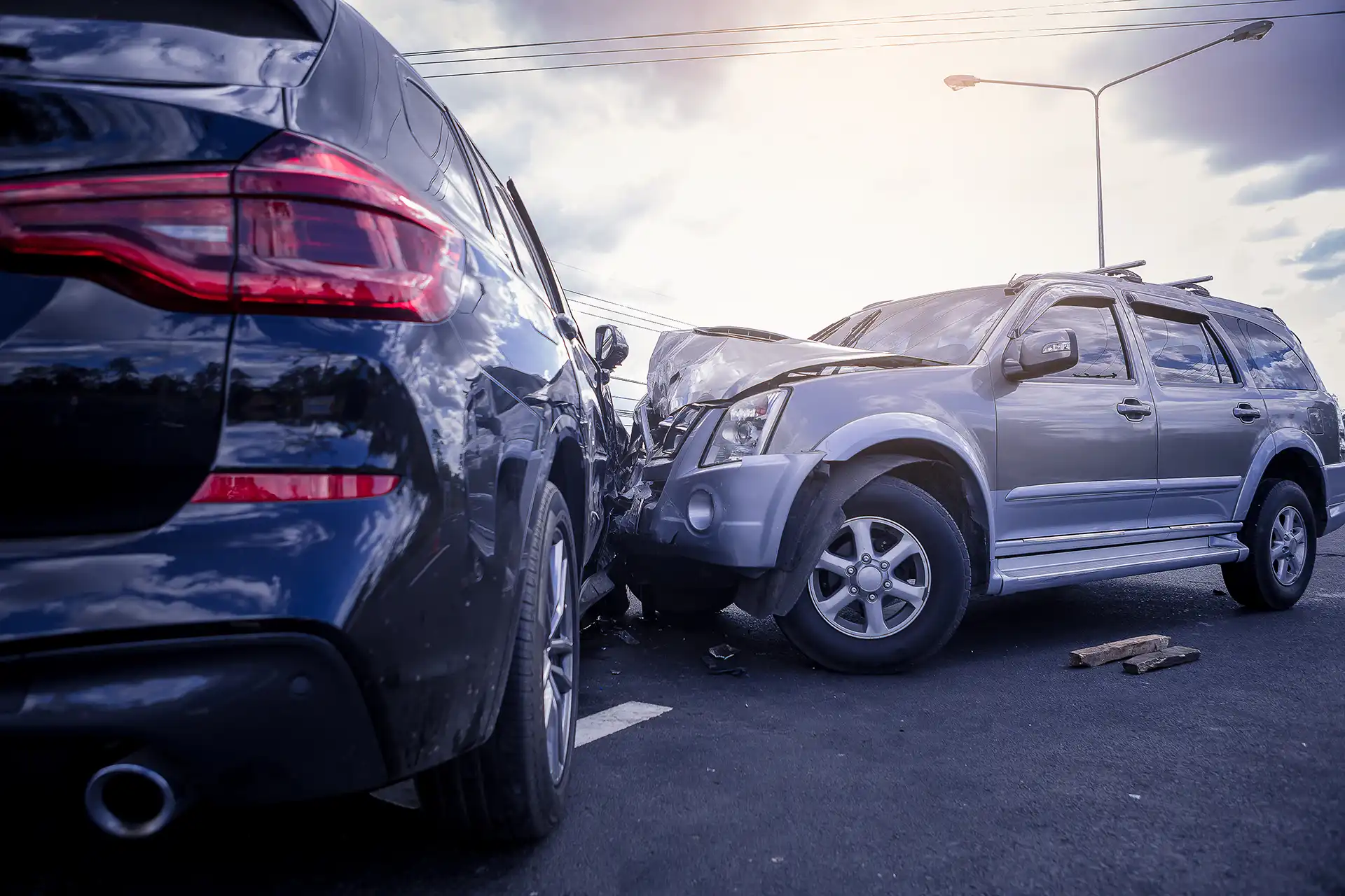Zwei beschädigte Fahrzeuge an einer Unfallstelle
